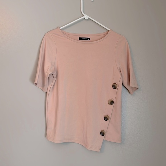 Reserved button detail top - Picture 1 of 5